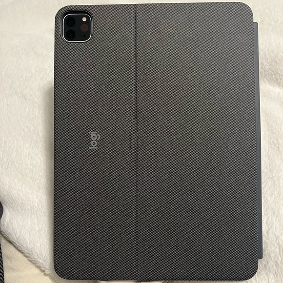 Logitech combo touch iPad Pro 11 inch (1st, 2nd, 3rd generation) keyboard case - Picture 4 of 6